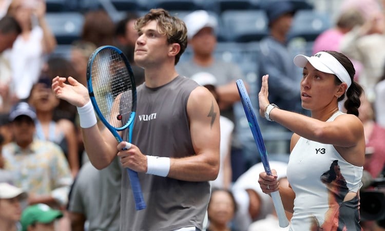 Jack Draper and Jessica Pegula clapping the crowd during the US Open mixed doubles
