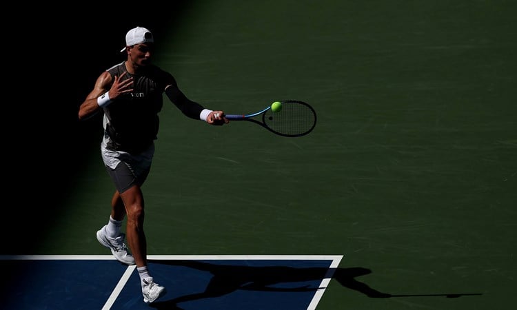 Jack Draper hitting a forehand in his first round match of the 2025 US Open