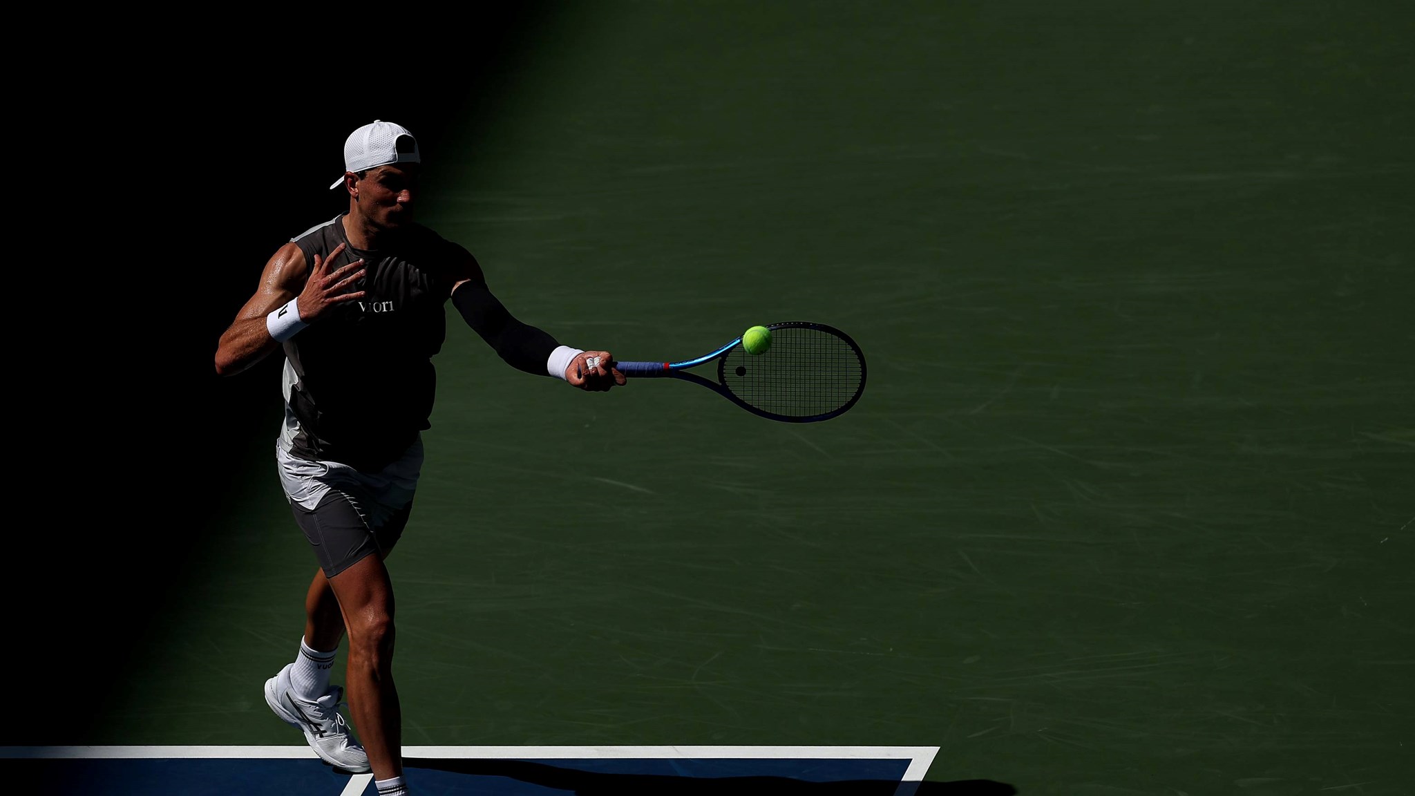 Jack Draper hitting a forehand in his first round match of the 2025 US Open