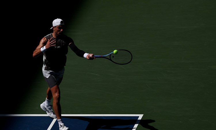 Jack Draper hitting a forehand in his first round match of the 2025 US Open