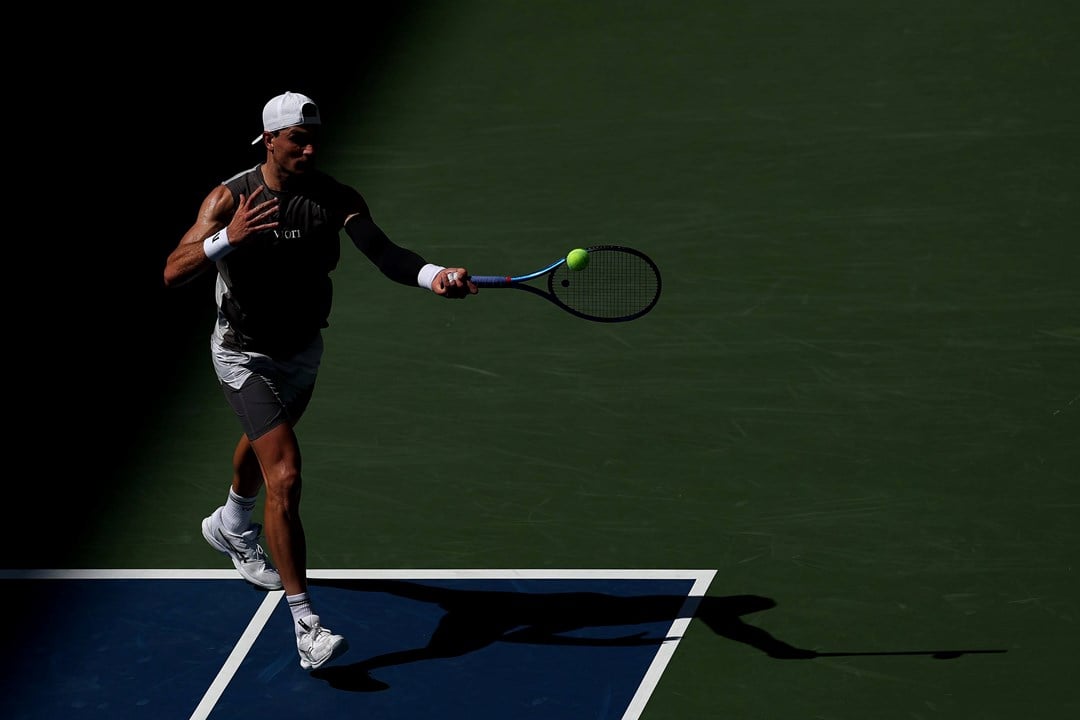 Jack Draper hitting a forehand in his first round match of the 2025 US Open