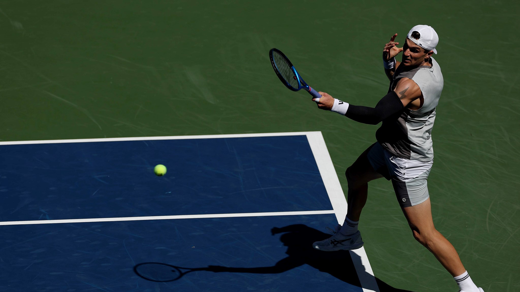 Jack Draper hitting a forehand on court at the US Open 