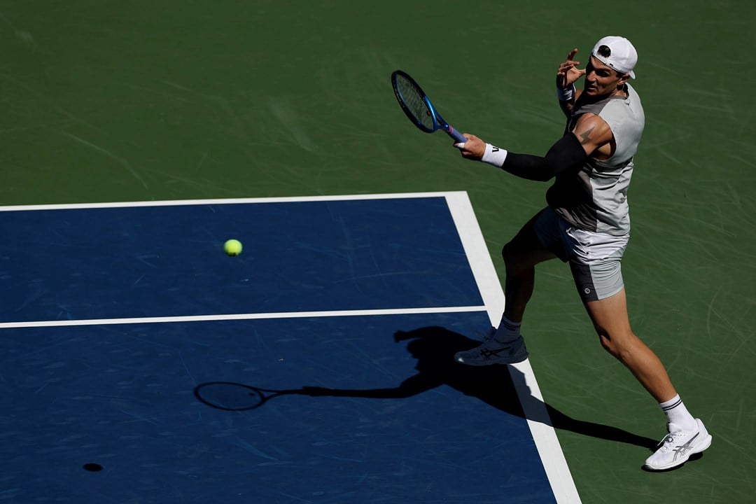Jack Draper hitting a forehand on court at the US Open 