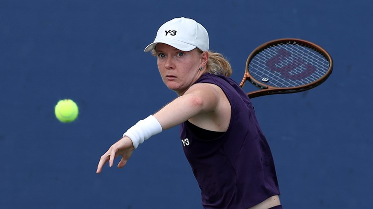Francesca Jones lines up a forehand in the first round of the 2025 US Open
