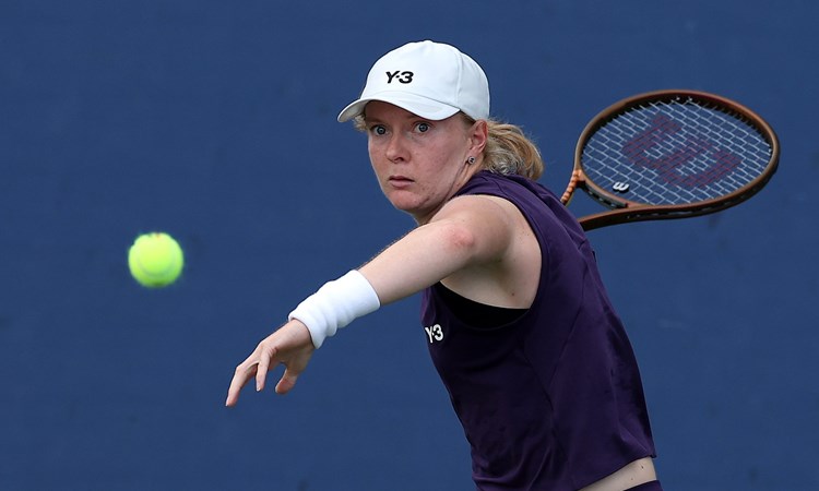 Francesca Jones lines up a forehand in the first round of the 2025 US Open