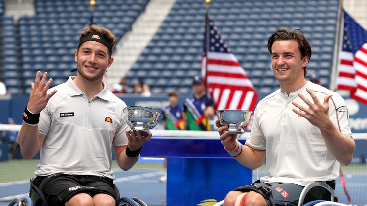 Alfie Hewett and Gordon Reid holding the US Open title in 2021