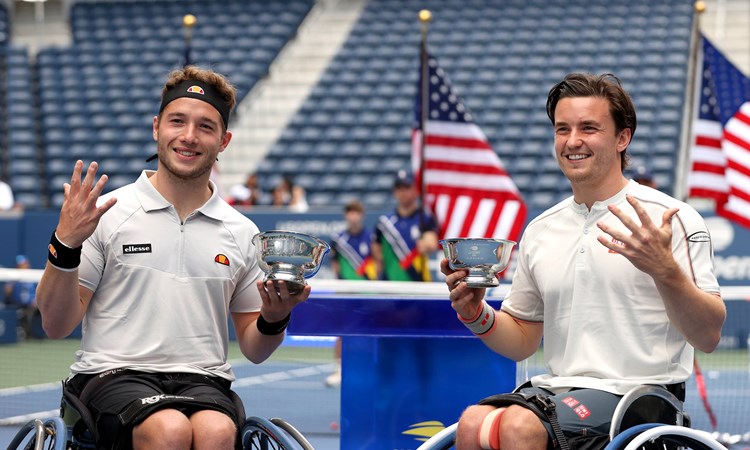 Alfie Hewett and Gordon Reid holding the US Open title in 2021