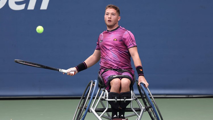 Alfie Hewett lines up a forehand at the 2022 US Open