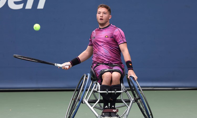 Alfie Hewett lines up a forehand at the 2022 US Open