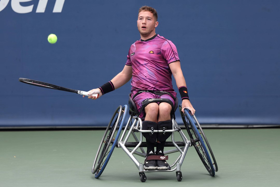 Alfie Hewett lines up a forehand at the 2022 US Open