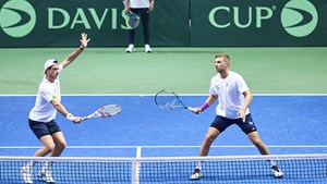 Julian Cash and Lloyd Glasspool at the net during Davis Cup training