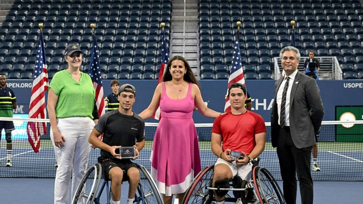 Dahnon Ward holding the 2023 US Open junior boys' wheelchair singles title