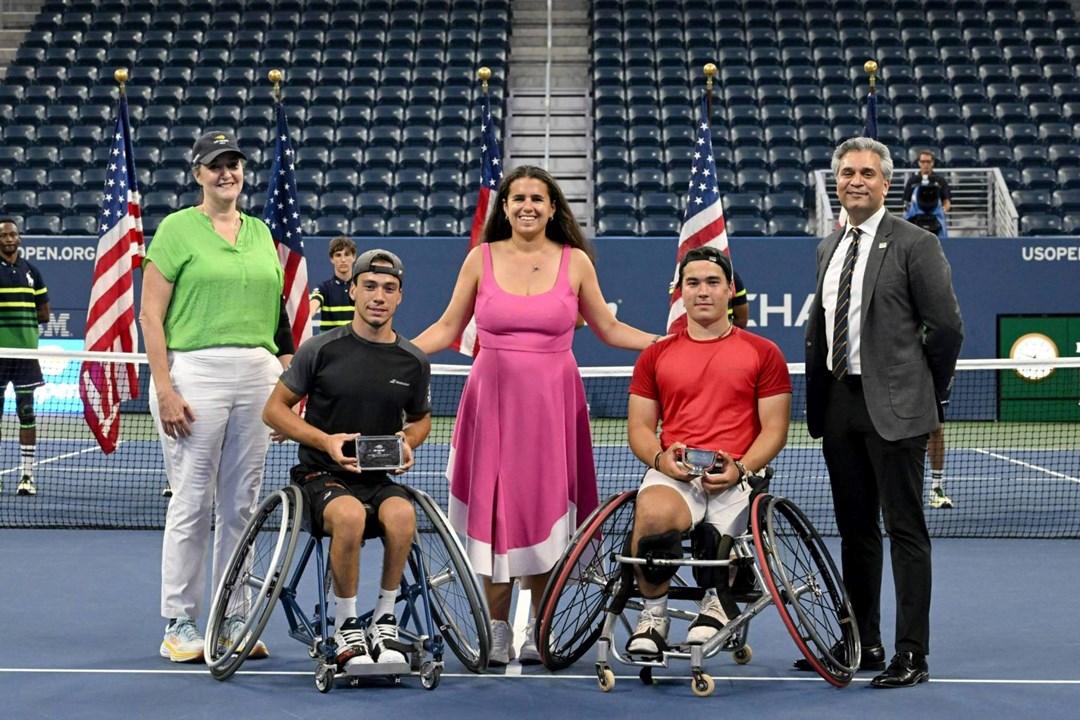 Dahnon Ward holding the 2023 US Open junior boys' wheelchair singles title