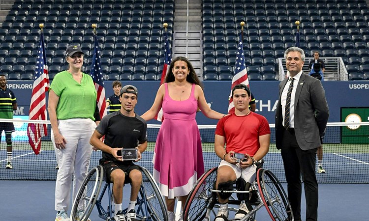 Dahnon Ward holding the 2023 US Open junior boys' wheelchair singles title