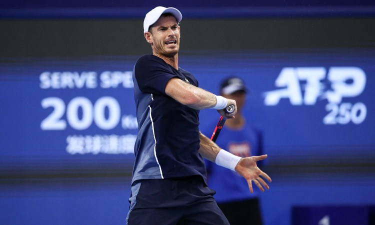 Andy Murray hitting a forehand on court