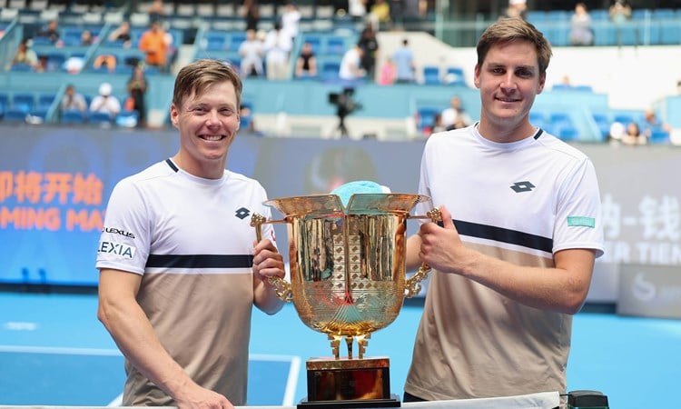 Henry Patten and Harri Heliovaara holding the China Open men's doubles title
