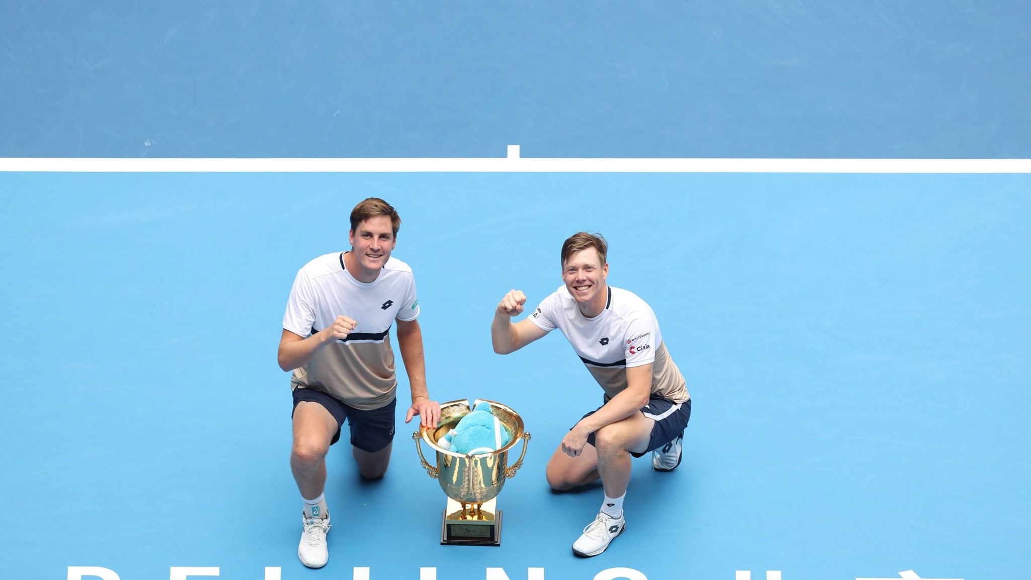 Henry Patten and Harri Heliovaara pose with the China Open title