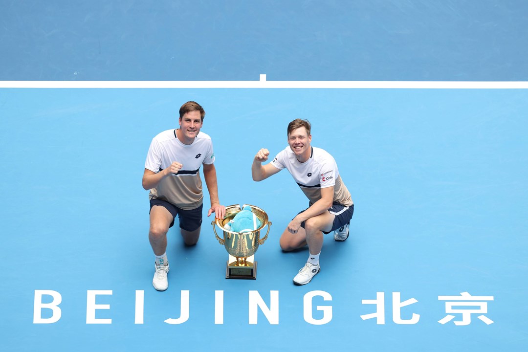 Henry Patten and Harri Heliovaara pose with the China Open title