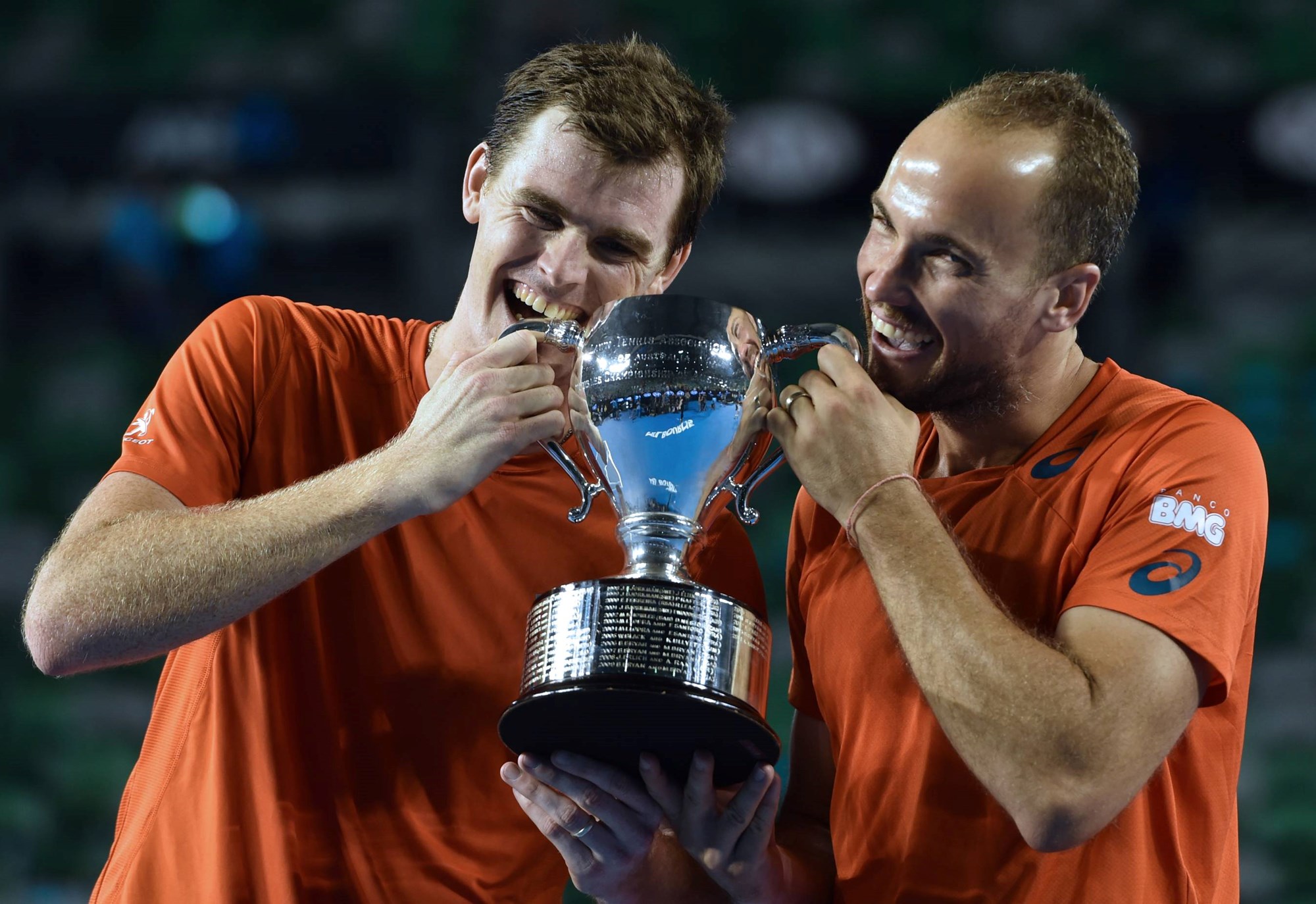 Jamie Murray and Bruno Soares celebrating with the Australian Open title in 2016
