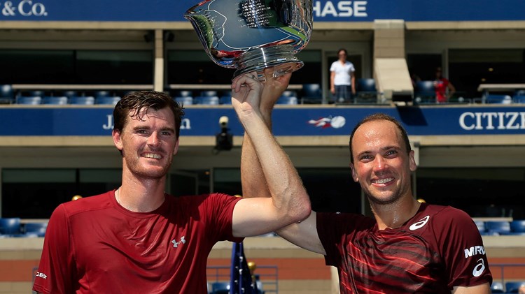 Jamie Murray and Bruno Soares lifting the 2016 US Open trophy
