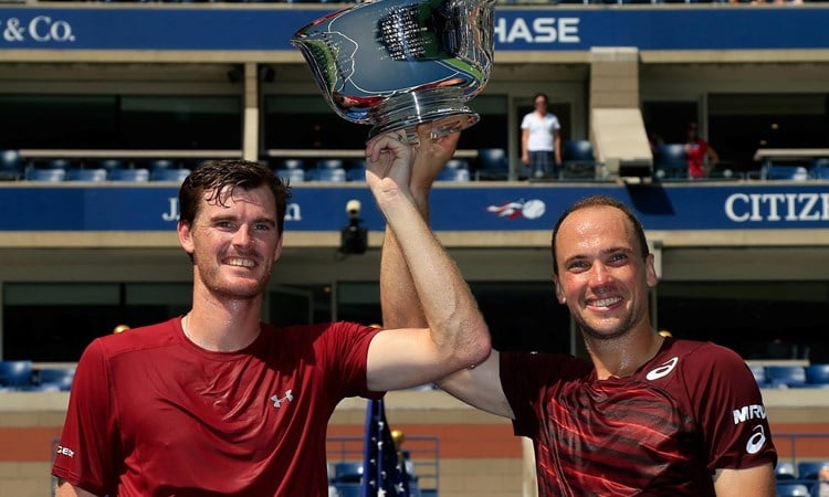 Jamie Murray and Bruno Soares lifting the 2016 US Open trophy