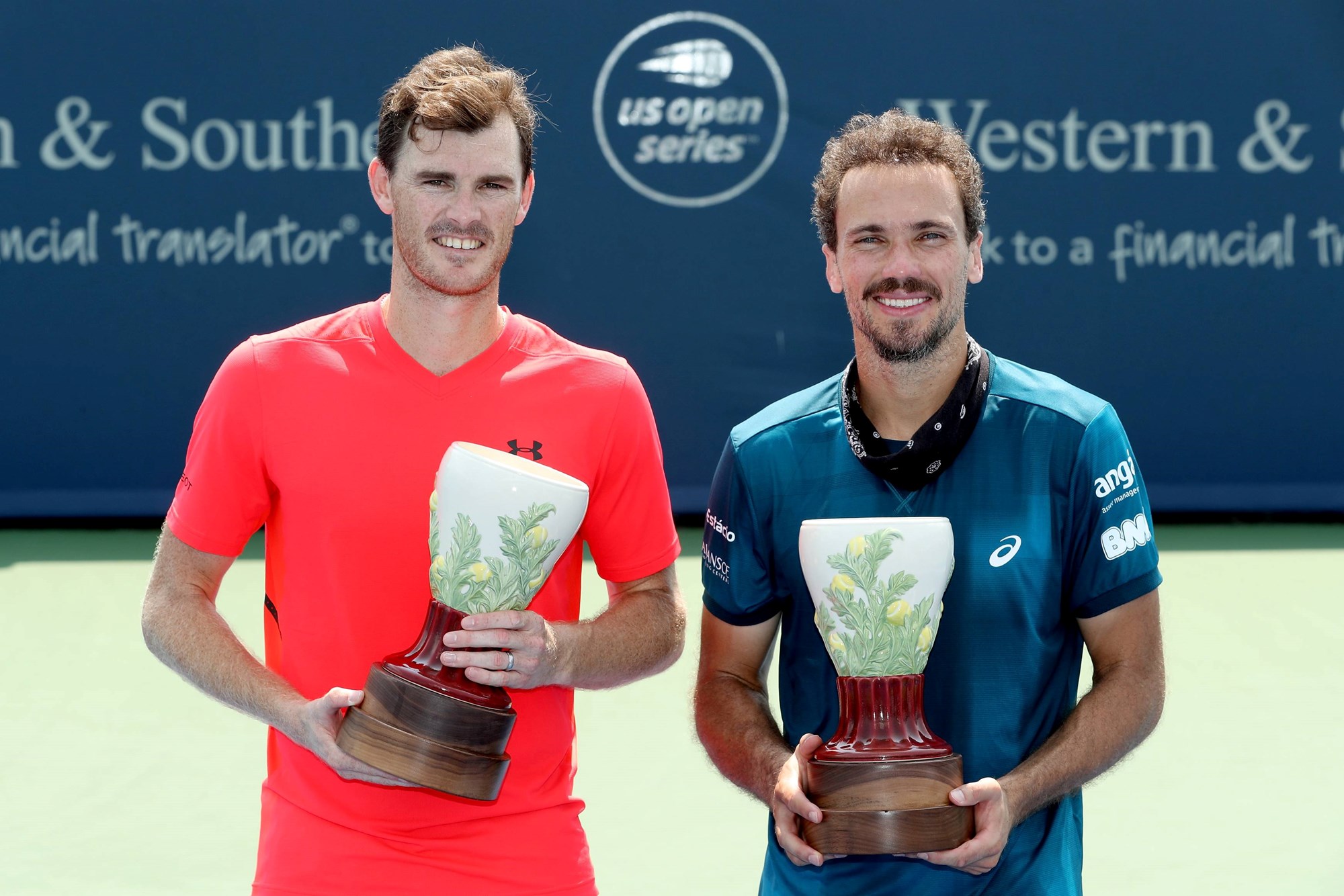 Jamie Murray and Bruno Soares holding the Western & Southern Open title in 2018