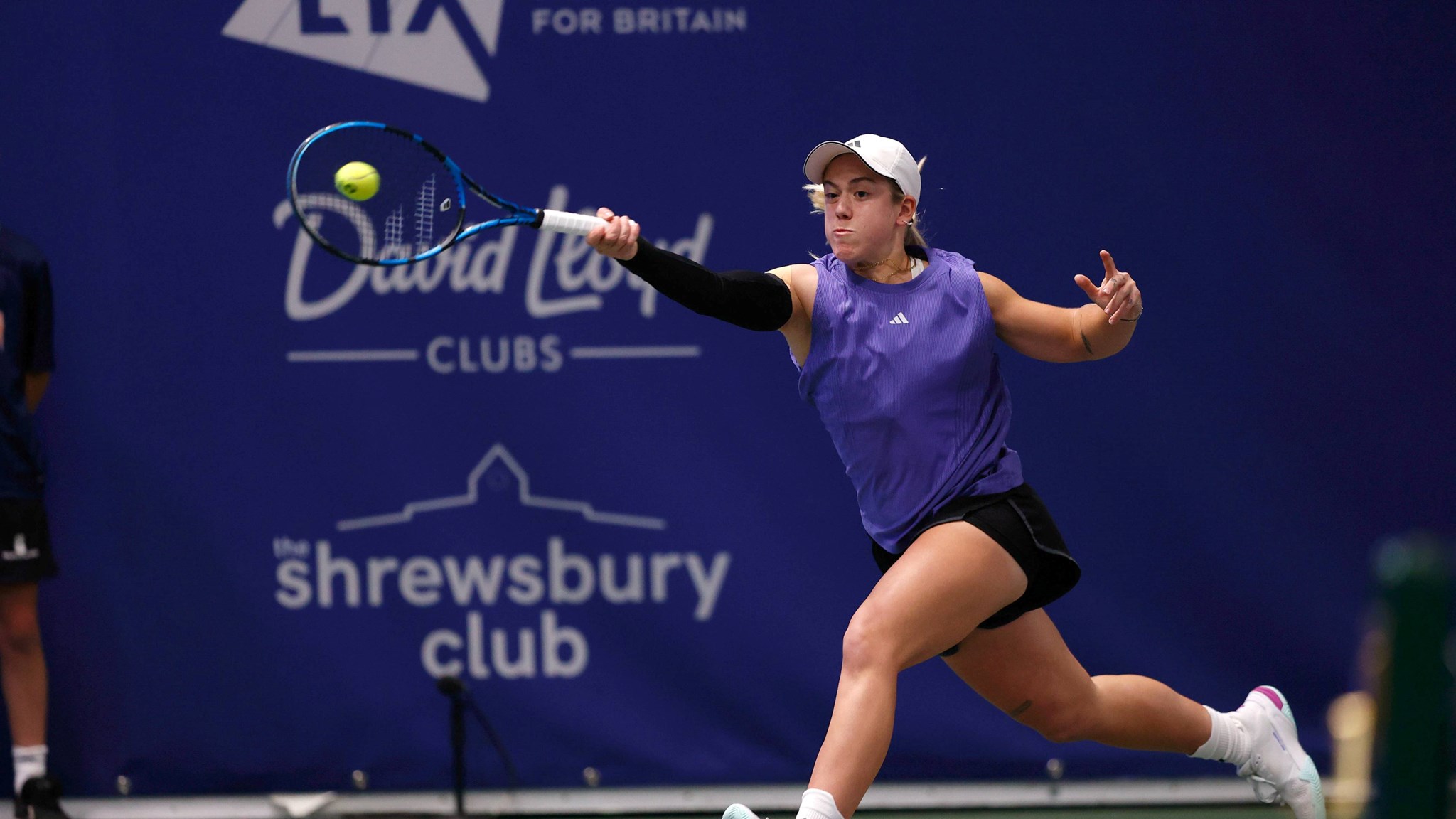 Sonay Kartal reaches for a forehand at the Lexus W100 Shrewsbury 2024