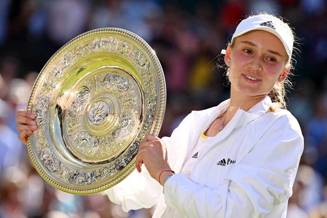Elena Rybakina holding the Wimbledon trophy in 2022