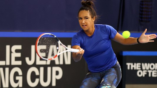 Heather Watson performing a front hand at the Billie Jean King cup