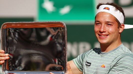 Alfie Hewett posing with Roland Garros trophy