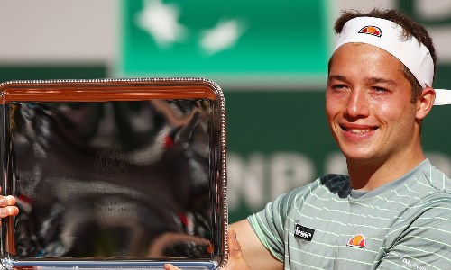 Alfie Hewett posing with Roland Garros trophy