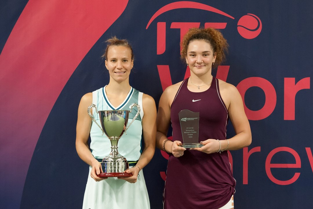 Viktorija Golubic holding the W100 Shrewsbury title next to runner-up Amarni Banks