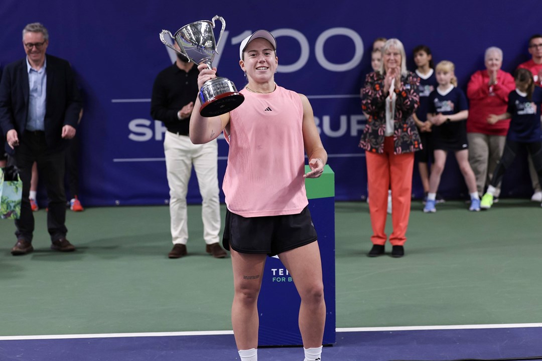 Sonay Kartal holding the Lexus W100 Shrewsbury women's singles trophy