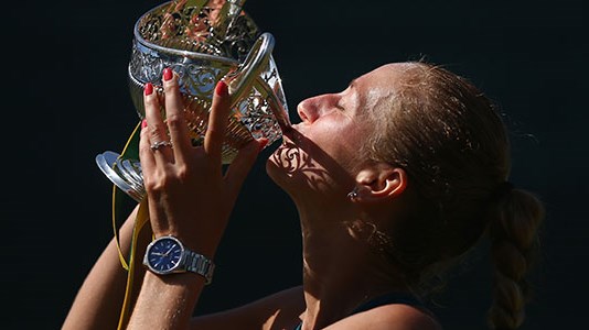 Petra Kvitova kissing trophy 