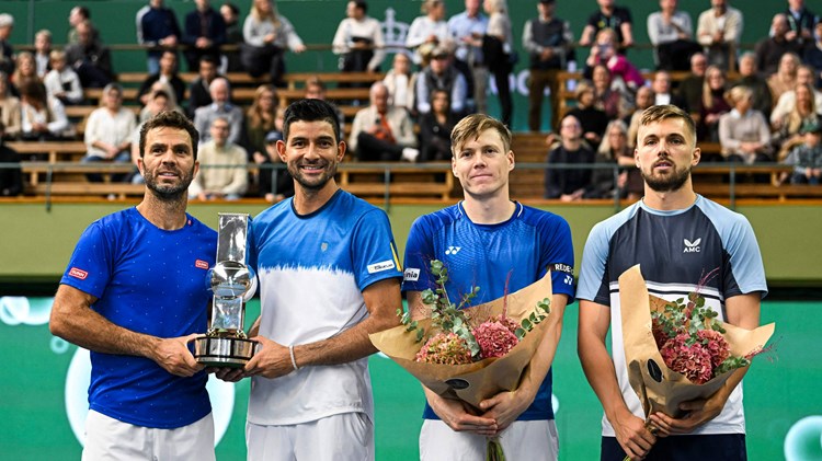 Lloyd Glasspool and Harri Heliovaara with the runners-up trophy at the 2022 Stockholm Open