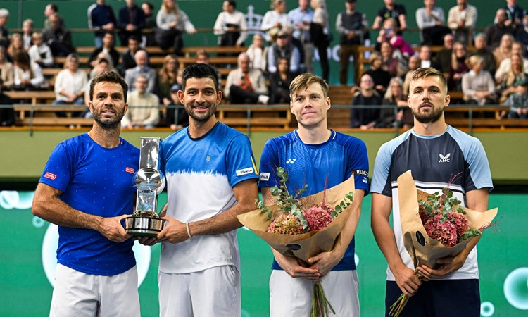 Lloyd Glasspool and Harri Heliovaara with the runners-up trophy at the 2022 Stockholm Open