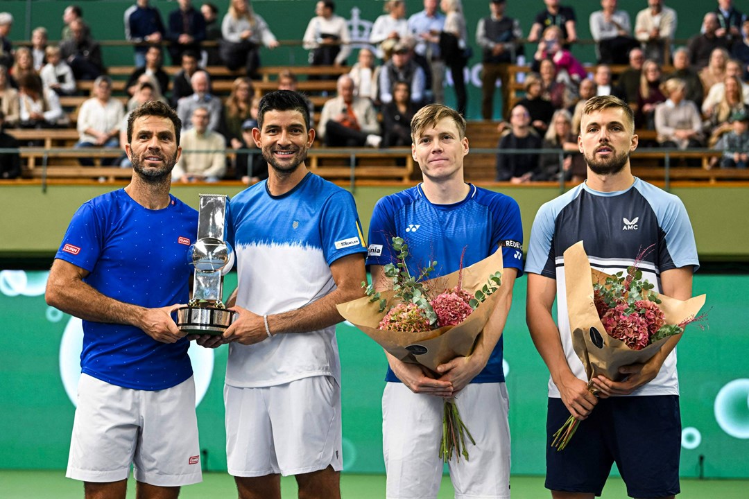 Lloyd Glasspool and Harri Heliovaara with the runners-up trophy at the 2022 Stockholm Open