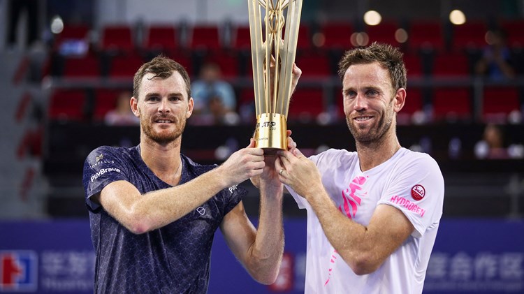 Murray wins in China, Stewart reaches final and legends visit Scotland