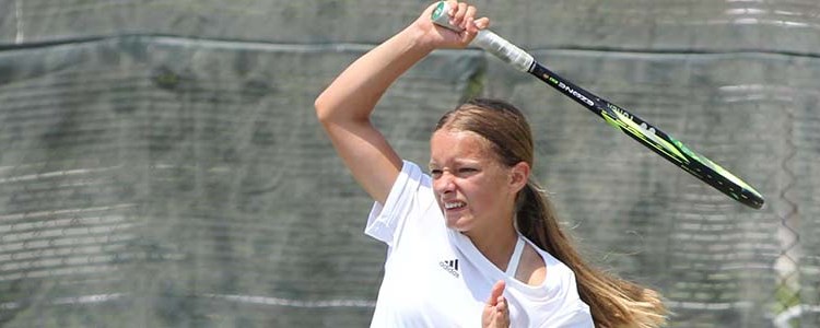 Matilda Mutavdzic playing tennis