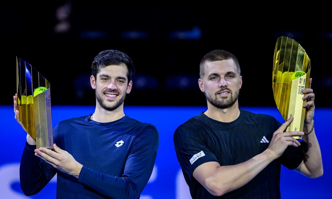 Julian Cash and Lloyd Glasspool holding the Erste Bank Open title in Vienna