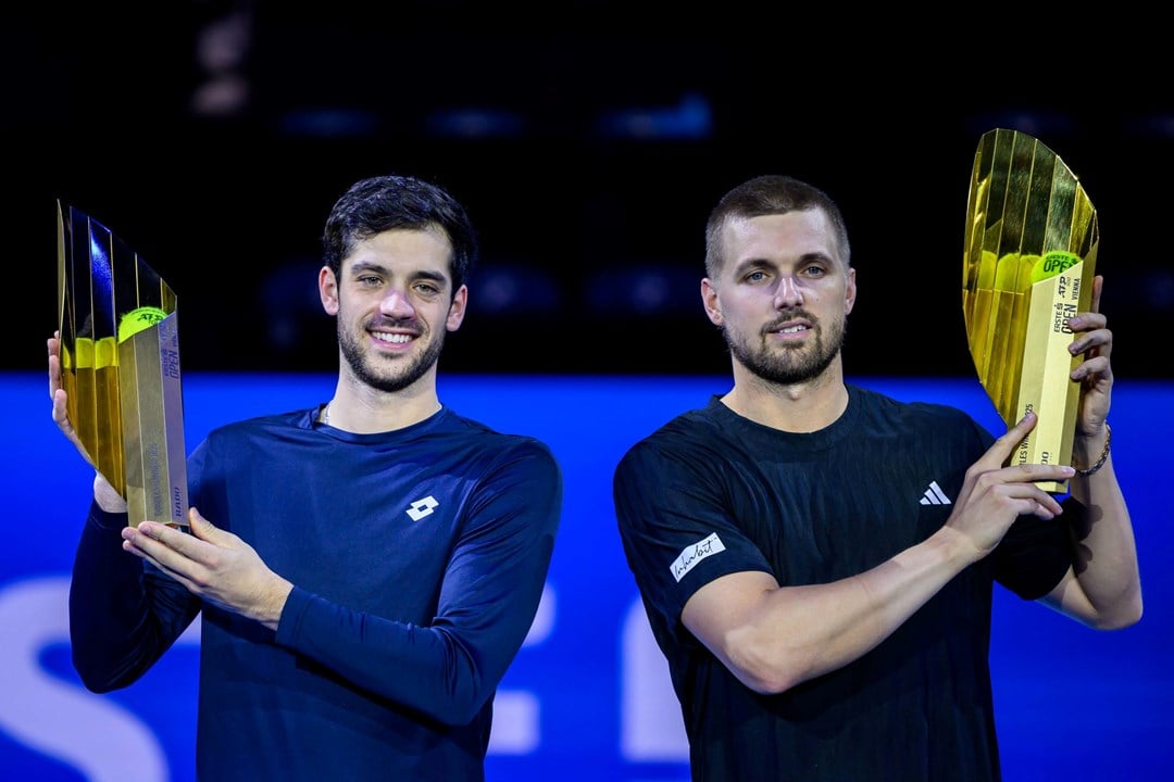 Julian Cash and Lloyd Glasspool holding the Erste Bank Open title in Vienna
