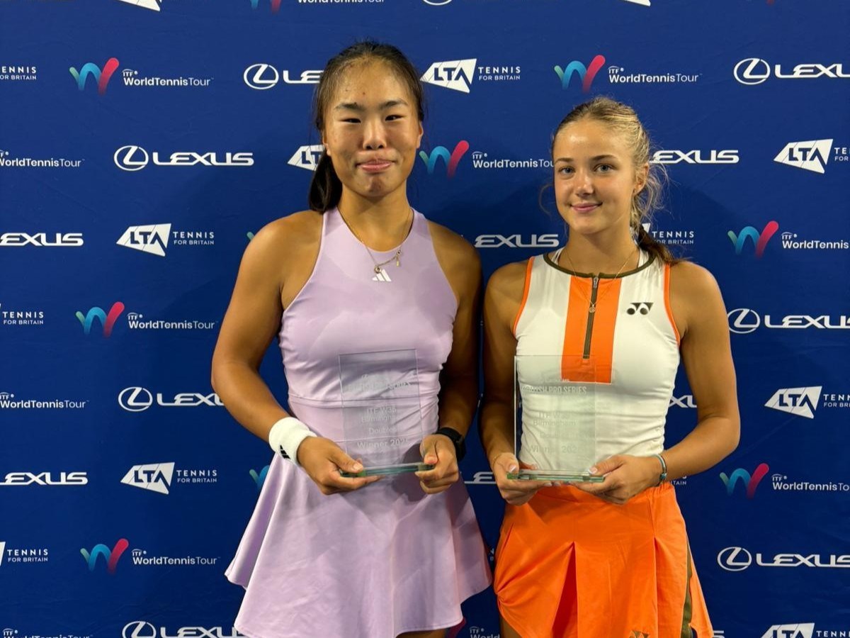 Mimi Xu and Vendula Valdmannova holding the doubles title at the Lexus British Pro Series Birmingham