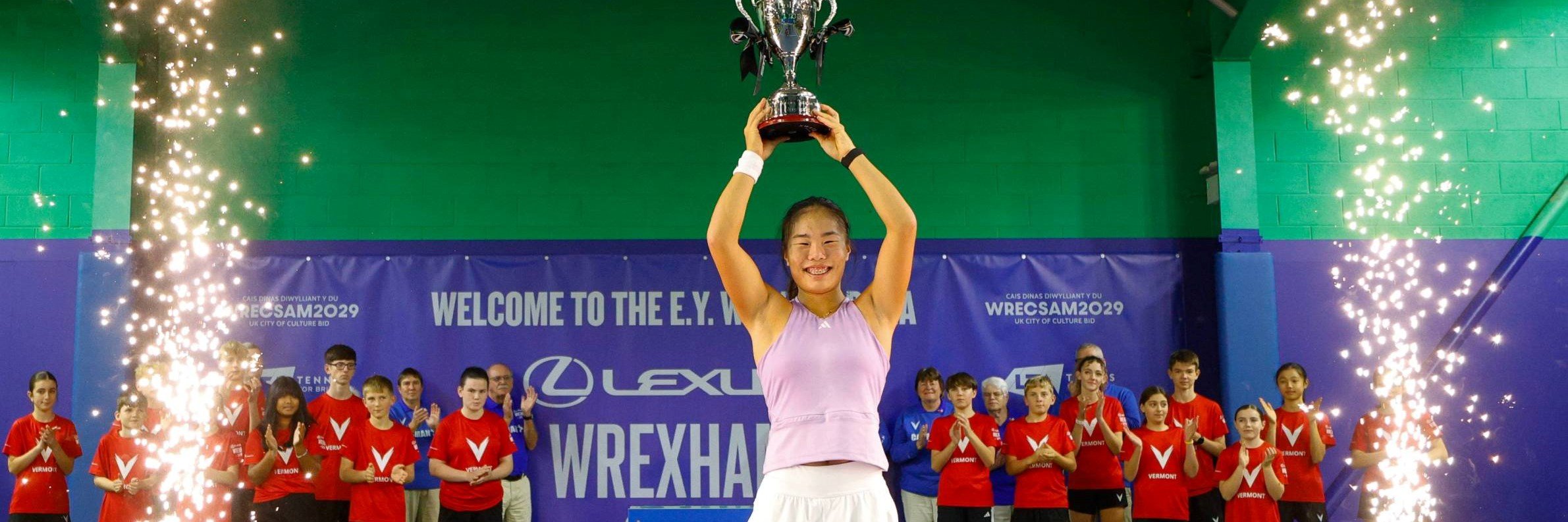 Mimi Xu raises the women's singles Lexus Wrexhamn Open title