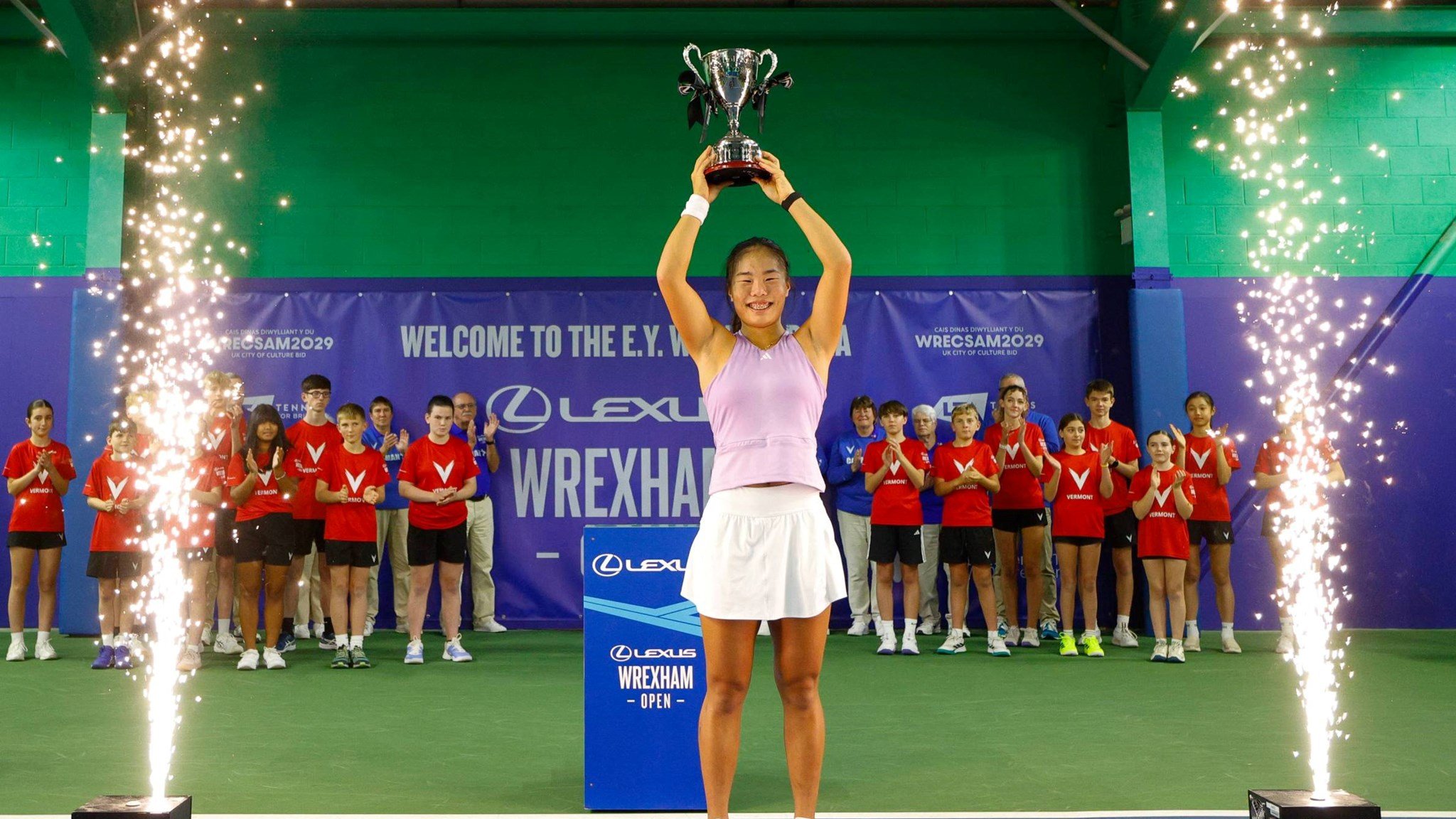 Mimi Xu raises the women's singles Lexus Wrexhamn Open title