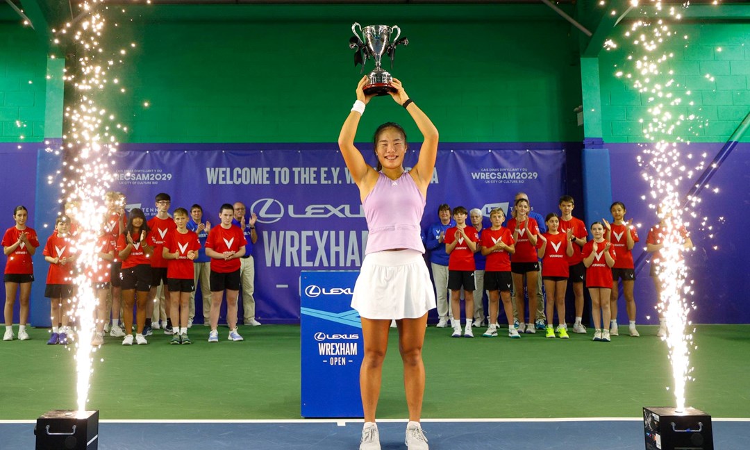 Mimi Xu raises the women's singles Lexus Wrexhamn Open title
