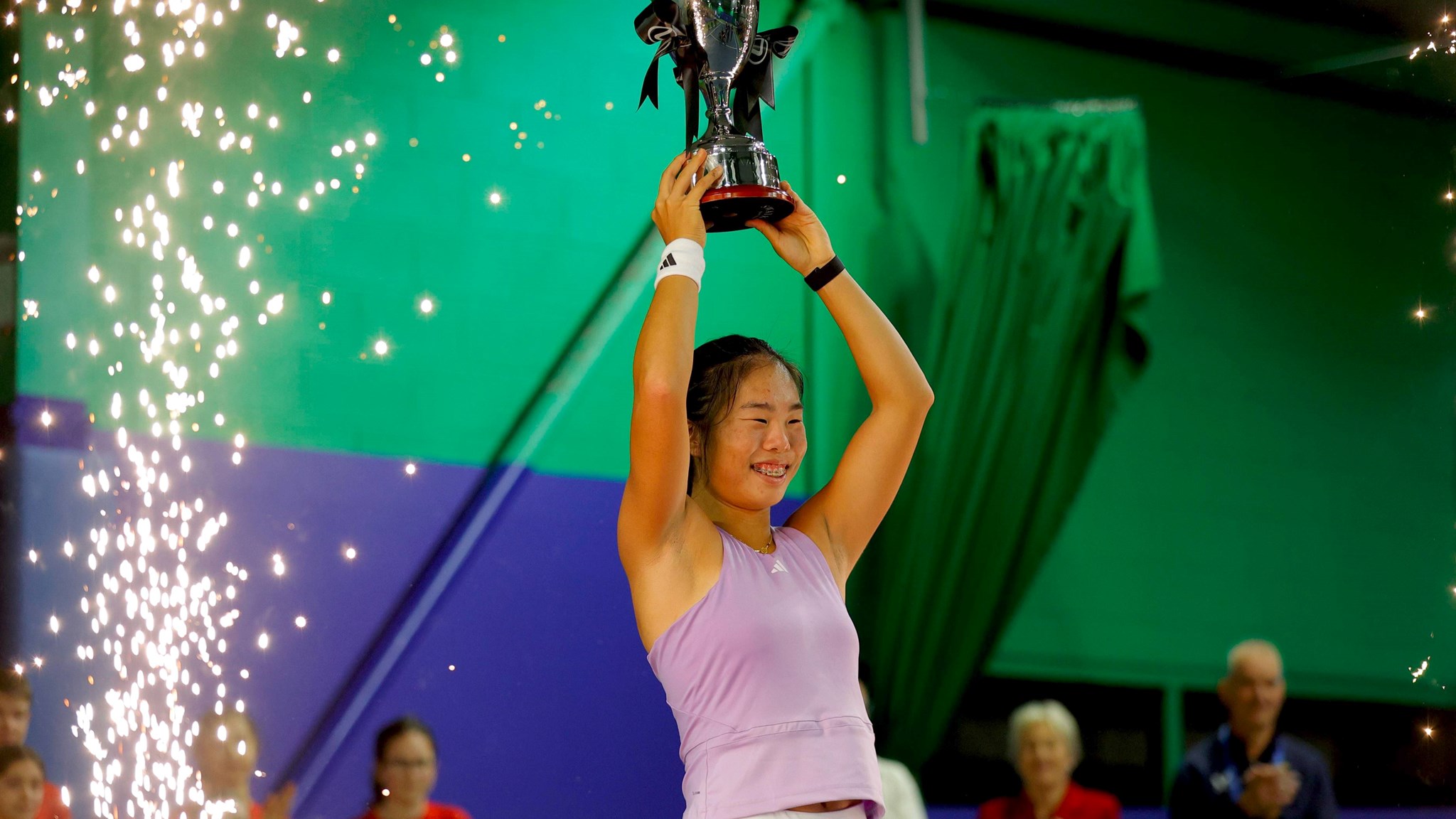 Mimi Xu lifting the Lexus Wrexham Open women's singles title