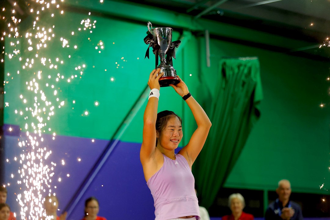 Mimi Xu lifting the Lexus Wrexham Open women's singles title