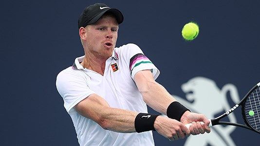 Kyle Edmund playing a forehand shot in a tennis match