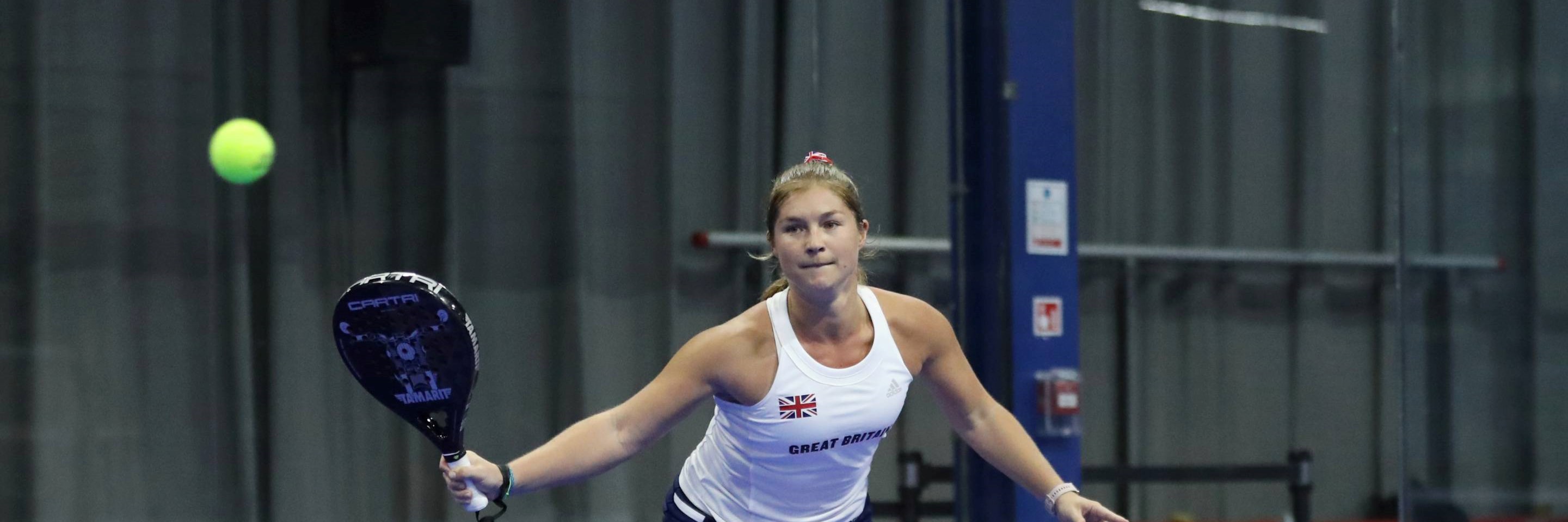 Hansie Ruddick hitting a backhand at the World Padel Championships