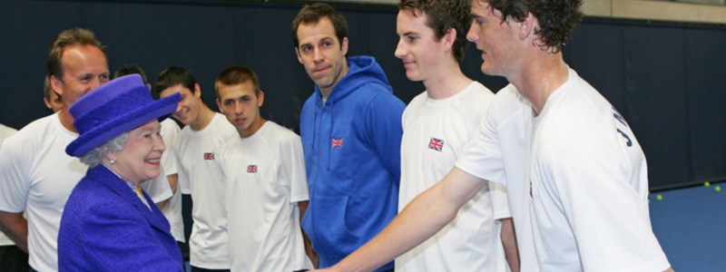 Jamie Murray shaking hands with the queen at the National Tennis Centre